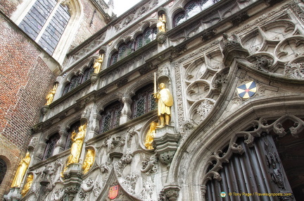 The gilded statues represent the Counts of Flanders and their wifes.